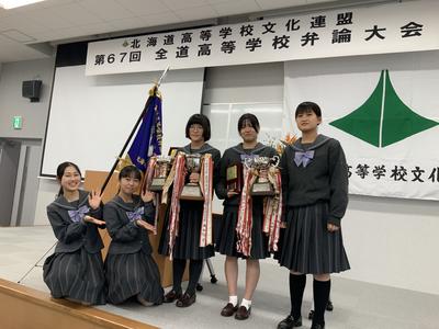左から、平田しづ乃さん、北畑奏音さん、芳賀尋子さん、佐藤葵さん、三坂悠生さん（大会会場にて）
